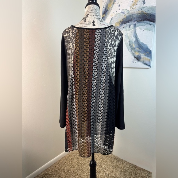 Dikalady Black with houndstooth and floral accents Draped Front Tunic Size Large - Picture 5 of 10